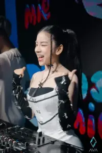 Sân khấu tối làm vibe DJ Mie bật lên với áo đen trắng và nụ cười tươi
