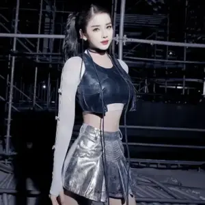 Tông sân khấu lạnh tôn outfit da đen, chân váy bạc và gương mặt trang điểm sắc