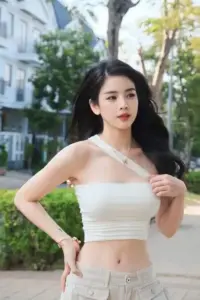 Dãy nhà sáng tôn nàng thơ đời thường mặc áo trắng, tay chạm nhẹ cổ áo