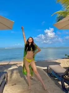 Trong concept nghỉ dưỡng, cô chọn bikini cam, tóc buộc cao và tạo dáng tràn sức sống