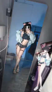 Người đẹp tóc cam ngồi trên sofa da, bikini đen ôm dáng làm tổng thể rất hút mắt