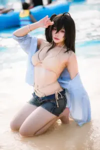 Hot girl đứng dưới vòi sen ngoài trời, bikini đen và tóc ướt tạo khung hình gợi cảm