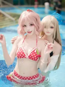 Cô gái hóa thân nhân vật biển cả, diện bikini xanh ngọc và vòng cổ vỏ sò xinh xắn
