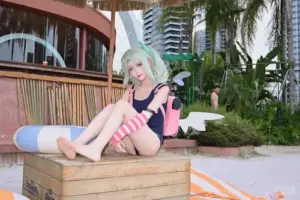 Hot girl tóc bạch kim mặc bikini dây, tạo dáng chống tay bên bàn trang điểm phủ đèn vàng
