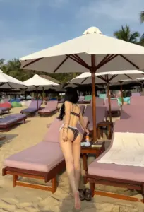 Lối đi cạnh hồ bơi resort ghi lại ảnh gái xinh đi biển mặc bikini che mặt từ phía sau