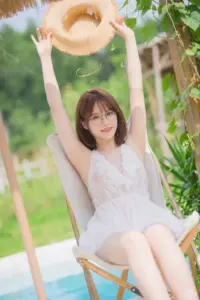 Vườn cây xanh làm nền cho cô gái mặc váy biển trắng, hai tay nâng phao tươi
