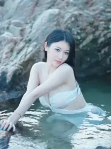 Bãi cát chiều làm nổi làn da sáng và đồ tắm trắng của cô nàng xoay người