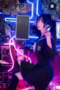 Nữ cosplayer tạo dáng quay lưng nhẹ, mái tóc bay tự nhiên và ánh sáng viền làm ảnh thêm cuốn