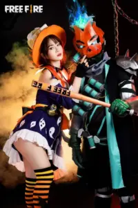 Nữ cosplayer cầm súng mô phỏng trước nền khói mờ, ánh mắt tập trung tạo cảm giác như vào trận