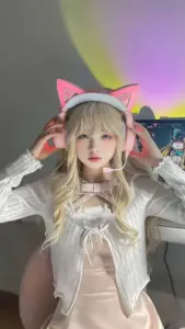 Cô gái tóc ngắn diện outfit cam đen, dáng đứng chắc và nụ cười lém lỉnh đúng chất game thủ