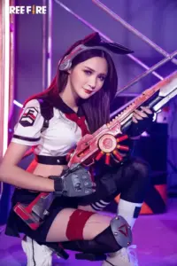 Cô nàng đứng cạnh thùng tiếp tế, một tay chống hông khoe phong thái tự tin trong bộ đồ cosplay