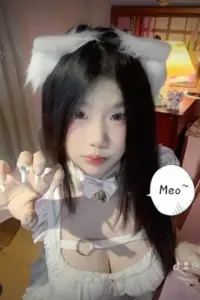 Cử chỉ giơ tay mèo làm cô gái xinh tóc đen trắng trông nghịch ngợm và duyên