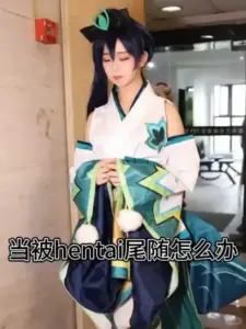 Dáng đứng bên hành lang của người đẹp mặc đồ xanh trắng mang chất cosplay hentai nhẹ