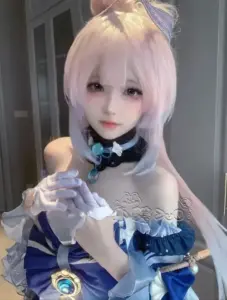 Chiếc váy xanh trễ vai làm nữ coser tóc hồng nhạt thêm mềm mại trong ảnh