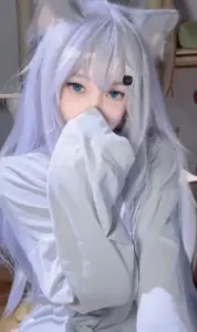 Áo choàng trắng phủ tay khiến cô tóc bạc che miệng trong kiểu cosplay hentai lạnh nhẹ