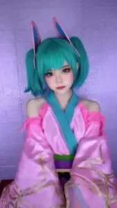 Một nàng cosplay Liên Quân đứng dưới đèn neon, tóc bạc dài và áo giáp tím hút