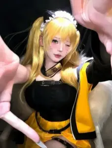 Góc chụp cận mặt bắt trọn đôi mắt long lanh và lớp makeup anime cực kỳ bắt sáng