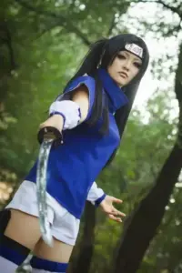 Dáng pose nữ cosplayer ngồi trên bậc thềm tạo cảm giác gần gũi mà vẫn rất hút mắt