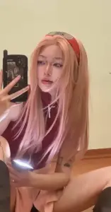 Cô gái chỉnh nhẹ băng trán Naruto trong ánh nắng chiều tạo nên khoảnh khắc tự nhiên