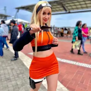 Outfit ninja phối găng tay đen và boots cao giúp tổng thể ảnh trông cá tính hơn hẳn
