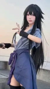 Tư thế đứng khoanh tay trước nền phố đêm khiến nữ ninja cosplay nhìn rất ngầu