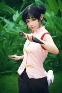 Coser cầm shuriken giả tạo dáng chiến đấu với biểu cảm nghiêm túc rất đúng tinh thần anime