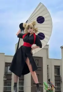 Nàng hot girl anime mặc áo cổ cao tạo dáng trước nền đỏ với visual cực nổi