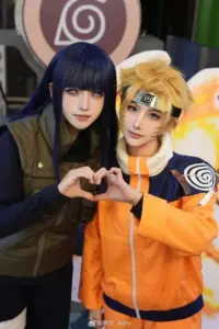Trang phục xanh tím ôm dáng giúp cô nàng cosplay Hinata trông dịu dàng nhưng vẫn nổi bật
