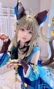 Nàng cosplayer mặc outfit lumine trắng xanh đứng giữa vườn hoa với ánh mắt dịu và nụ cười mềm