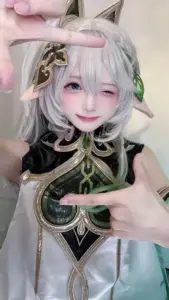 Cosplayer nahida tạo dáng dưới tán cây xanh, gương mặt trong trẻo và biểu cảm đáng yêu đúng chất gái đẹp