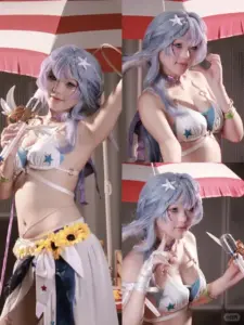 Cặp coser tóc bạc diện bikini họa tiết đứng trước nền kẻ đỏ trắng, tạo dáng vui