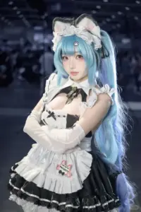Nền hội chợ tối làm nổi bật nàng tóc xanh trong váy maid đen trắng ôm nhẹ