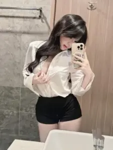 Màu son đỏ nhẹ khiến cô gái tóc dài trong áo ren hồng nhìn càng cuốn hút.