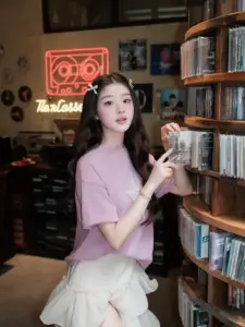 Buổi sáng trong phòng trắng, váy babydoll hồng pastel khiến nụ cười trông nhẹ và gần