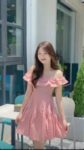 Nắng chiều ban công làm áo cardigan pinky, kẹp tóc ngọc trai và ánh mắt thêm mềm