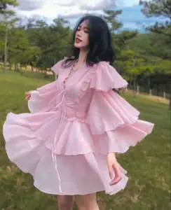 Chiếc nơ satin cài tóc đi cùng váy hồng lụa tạo cảm giác mềm như kẹo
