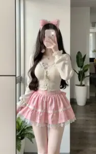 Góc tiệm cà phê ấm, bóng hồng mặc sơ mi pinky cười nghiêng bên ly trà sữa