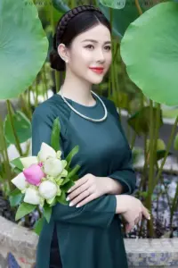 Sau hồ sen xanh, nàng áo dài ngọc ôm bó hoa với gương mặt thanh tú
