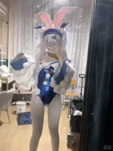 Tấm selfie trước gương khoe outfit xanh trắng, tai thỏ hồng cùng mái tóc vàng