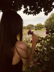 Bờ vai trần hiện nhẹ khi cô nàng quay lưng dưới ánh đèn vàng trong căn phòng nhỏ