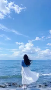 Bước chân nhẹ trên cầu gỗ, cô gái quay lưng với mái tóc dài phủ gần hết lưng