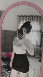 Khung gương đen trắng chụp ảnh gái xinh sexsy, sơ mi trắng phối váy đen tóc búi