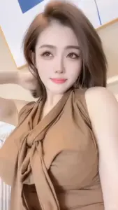 Ban công đêm gió nhẹ làm hot girl Trung Quốc trong váy đỏ nhìn nóng bỏng hơn