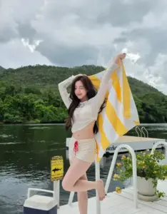 Tấm khăn vàng bay nhẹ bên mặt hồ, váy trắng giúp nụ cười nhìn trong trẻo