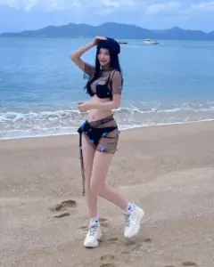Một bước đi trên bãi cát làm nhan sắc Việt trong bikini đen thêm khỏe khoắn