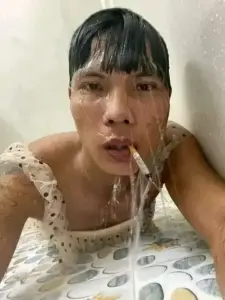 Bạn nữ tóc ướt mặc áo hoa trắng, biểu cảm ngơ ngác khiến ảnh gái xấu hài hước