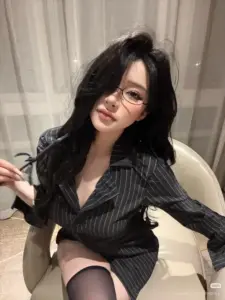 Cô gái mặc blazer trắng ngồi trên ghế xoay với dáng vẻ sang nhưng không xa cách