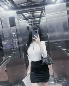 Túi xách nhỏ bên cạnh giúp quý cô văn phòng thêm sang trong khung hình buổi sáng