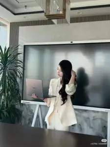 Góc chụp nghiêng bắt trọn sống mũi thanh và mái tóc gọn của cô nàng đi làm