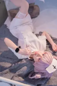Tư thế nằm nghiêng trên thảm khiến nàng y tá cosplay trắng trông mềm mại và cuốn
